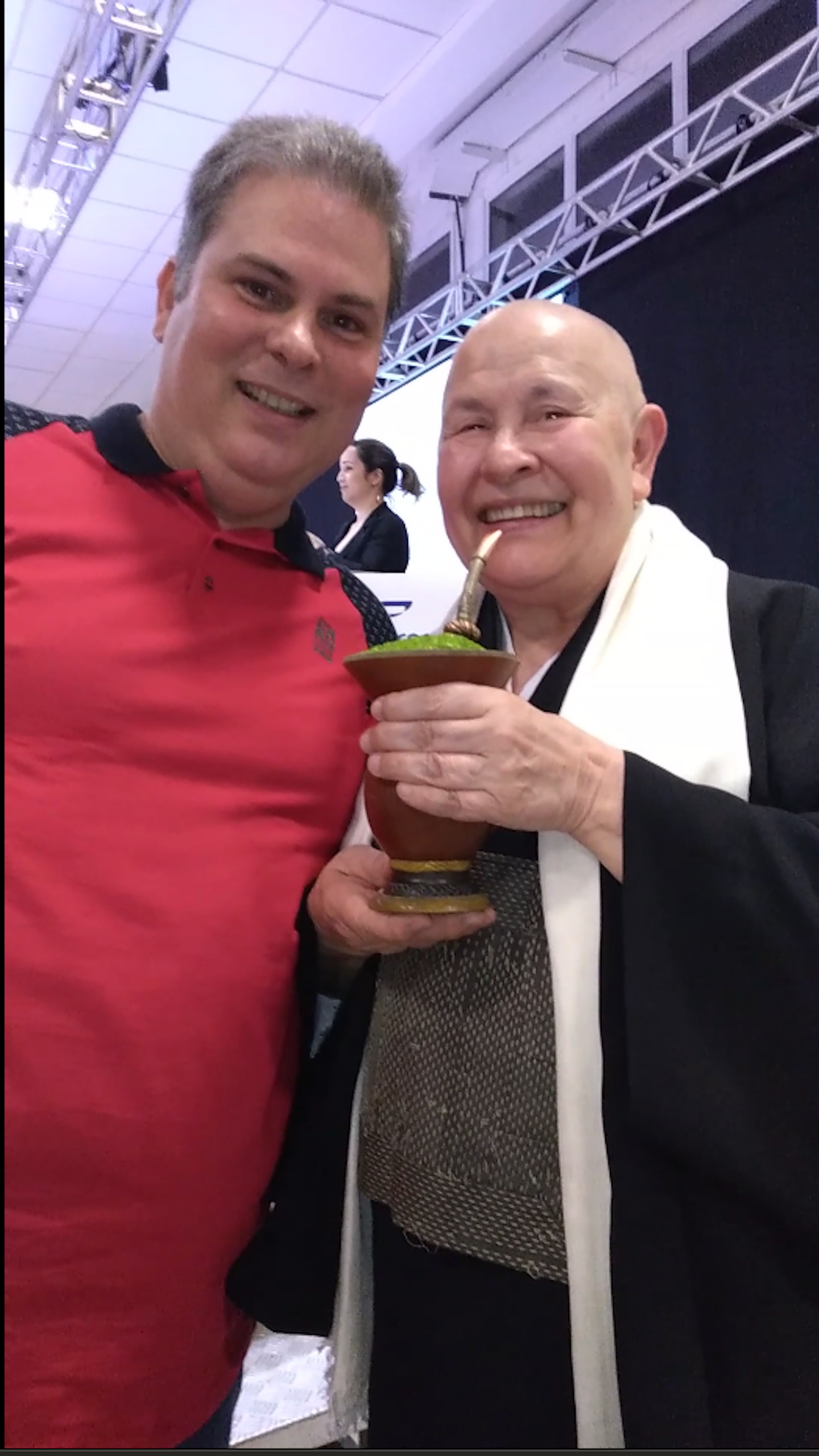 Monja Choen tomando meu chimarrão!