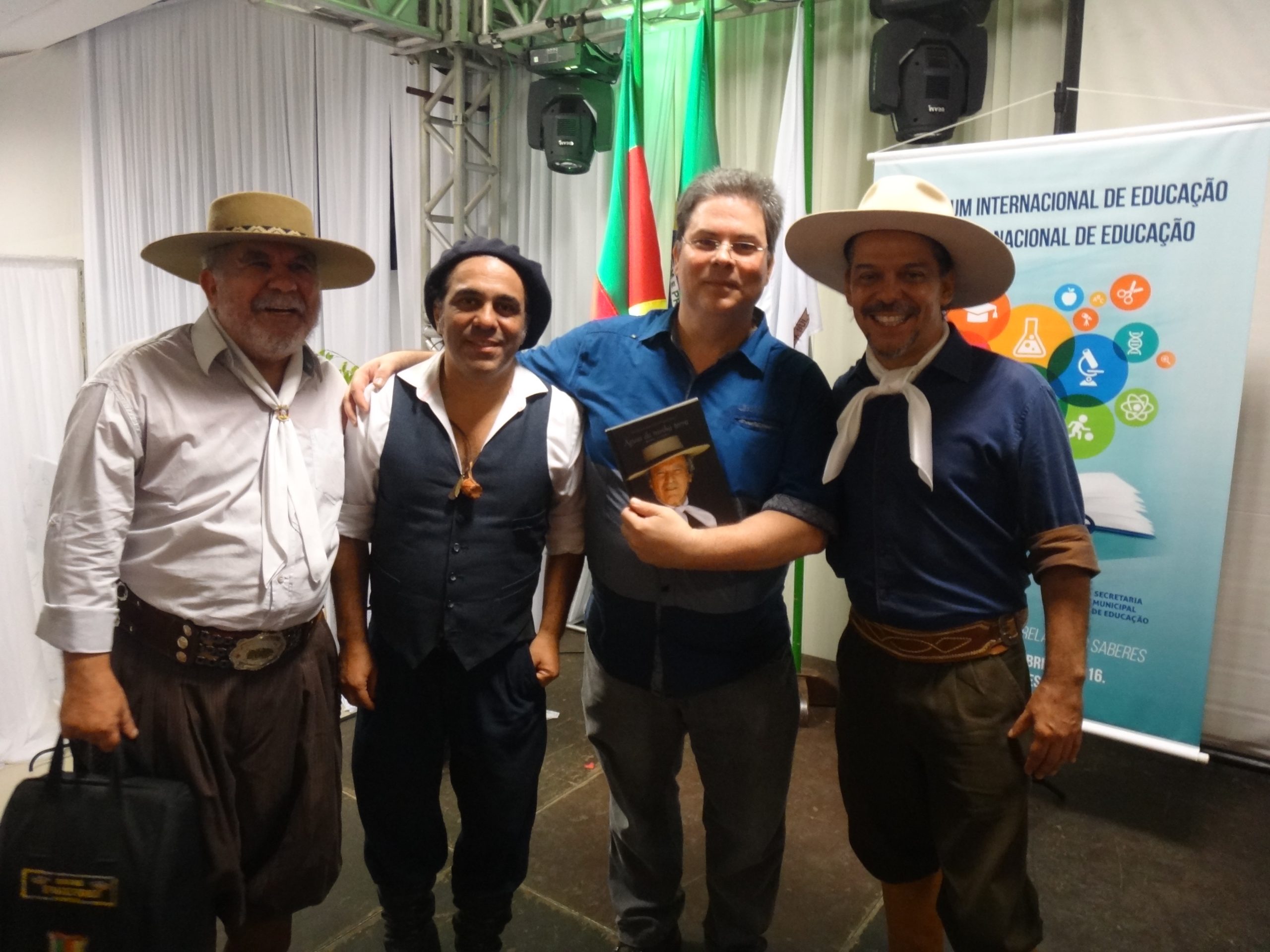 Bagre, Ernesto, Eu e Neto – Os Fagundes – Livro mais do que Autografado ! Mas Bah Tchê!