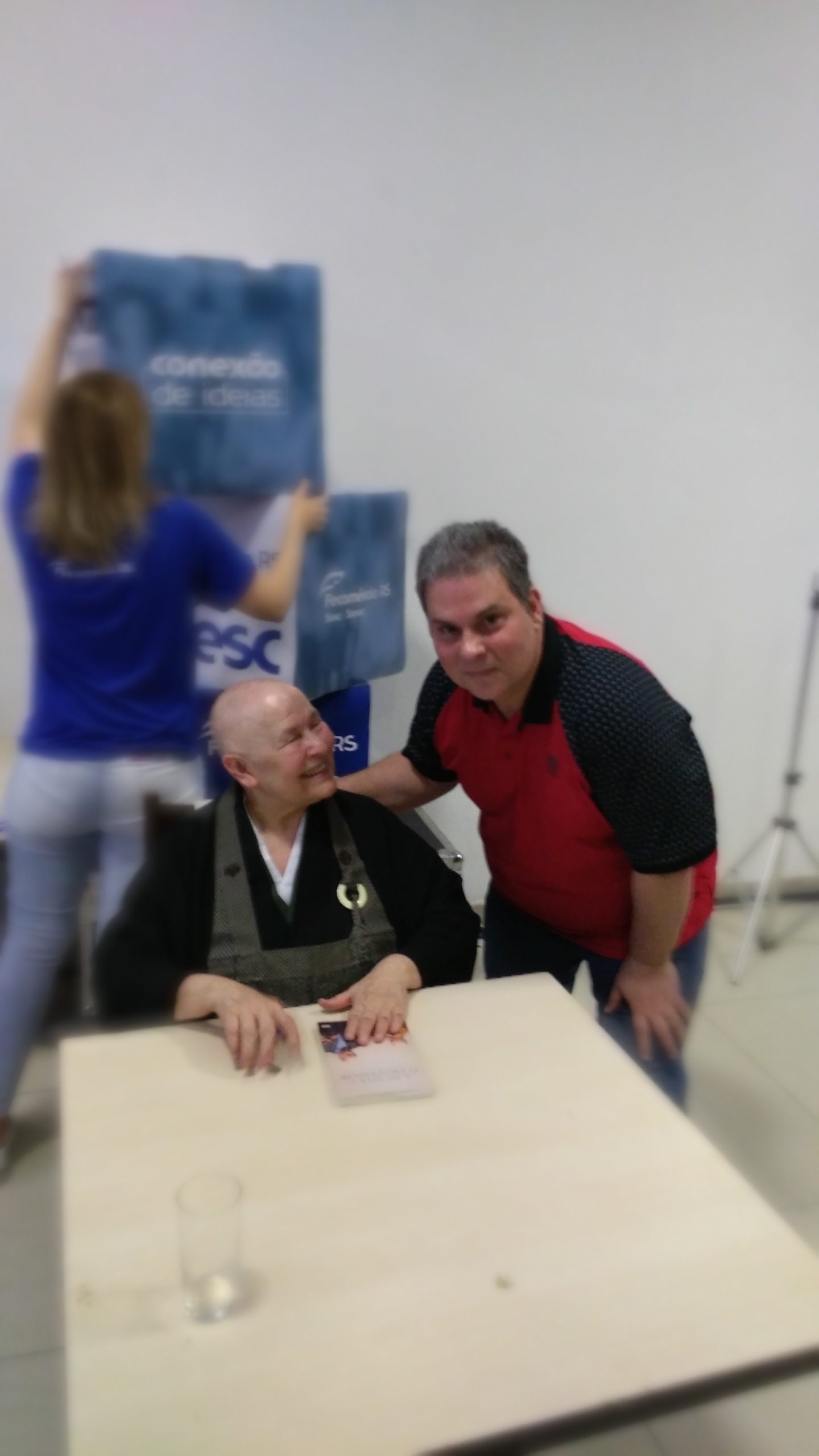 Monja Choen autografando meu livro